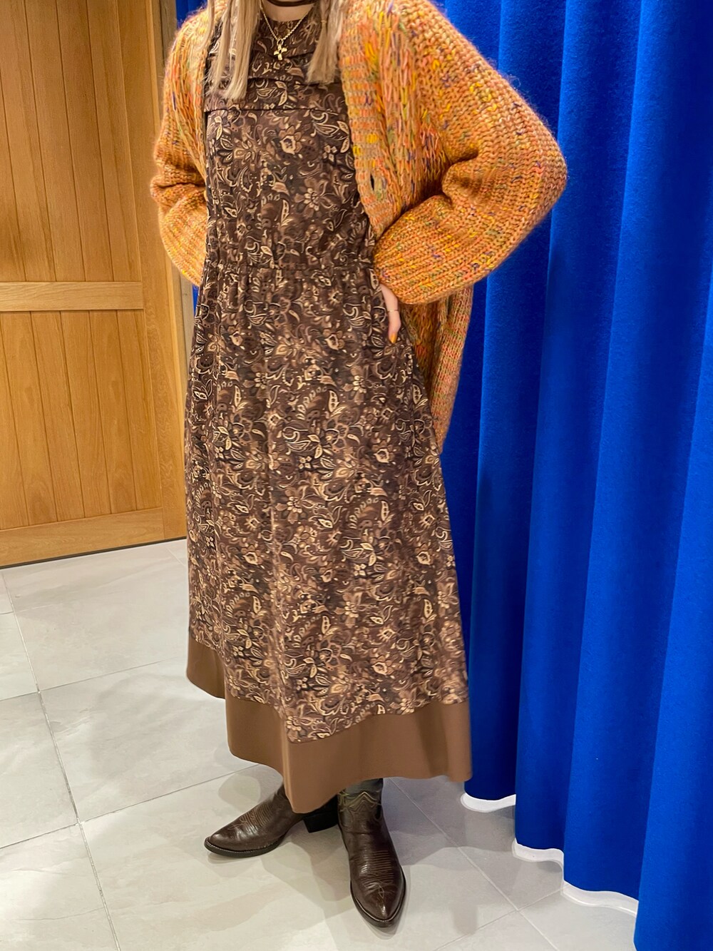 ブラウン系のワンピース、オレンジ系のカーディガン/ボレロを着用したレディースの秋コーディネートの4枚目の写真