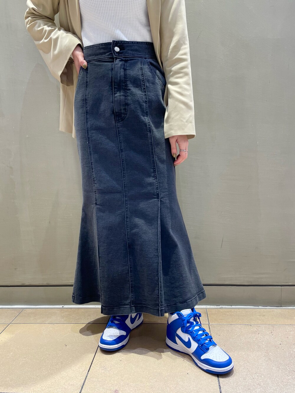 ブラック系のデニムスカート、ブルー系のニットキャップ/ビーニーを着用したレディースの冬コーディネートの4枚目の写真