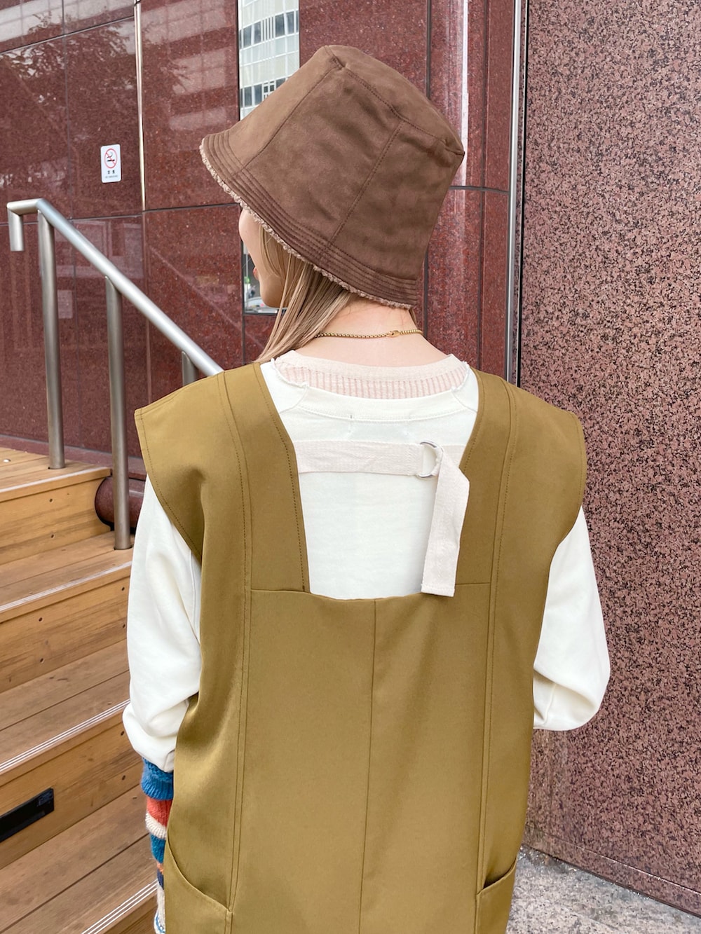 イエロー系のワンピース/ドレス、ホワイト系のスウェットを着用したレディースの秋コーディネートの5枚目の写真