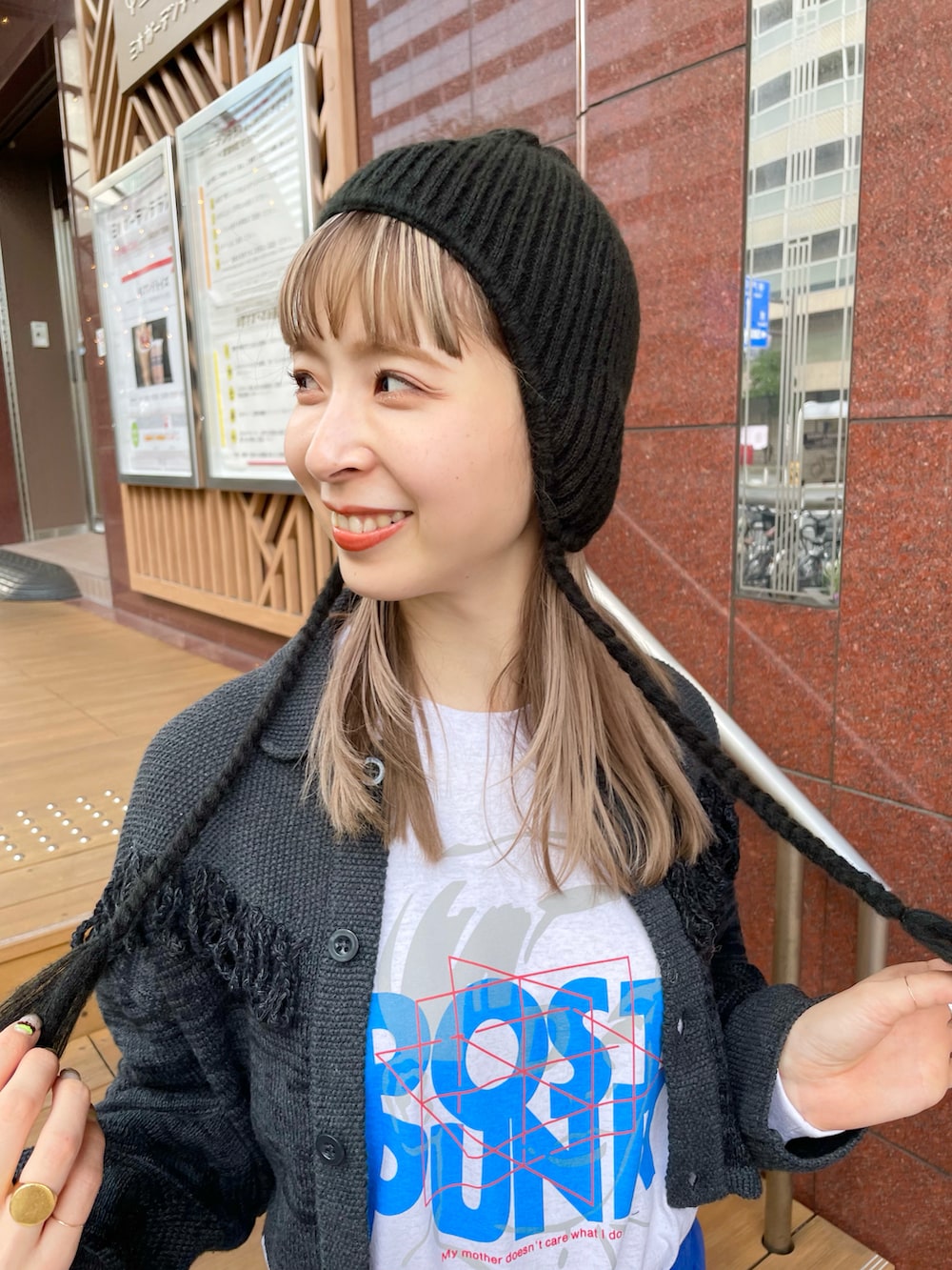 ブルー系のスウェットパンツ、グレー系のTシャツ/カットソー、ブラック系のカーディガン/ボレロを着用したレディースの冬コーディネートの3枚目の写真