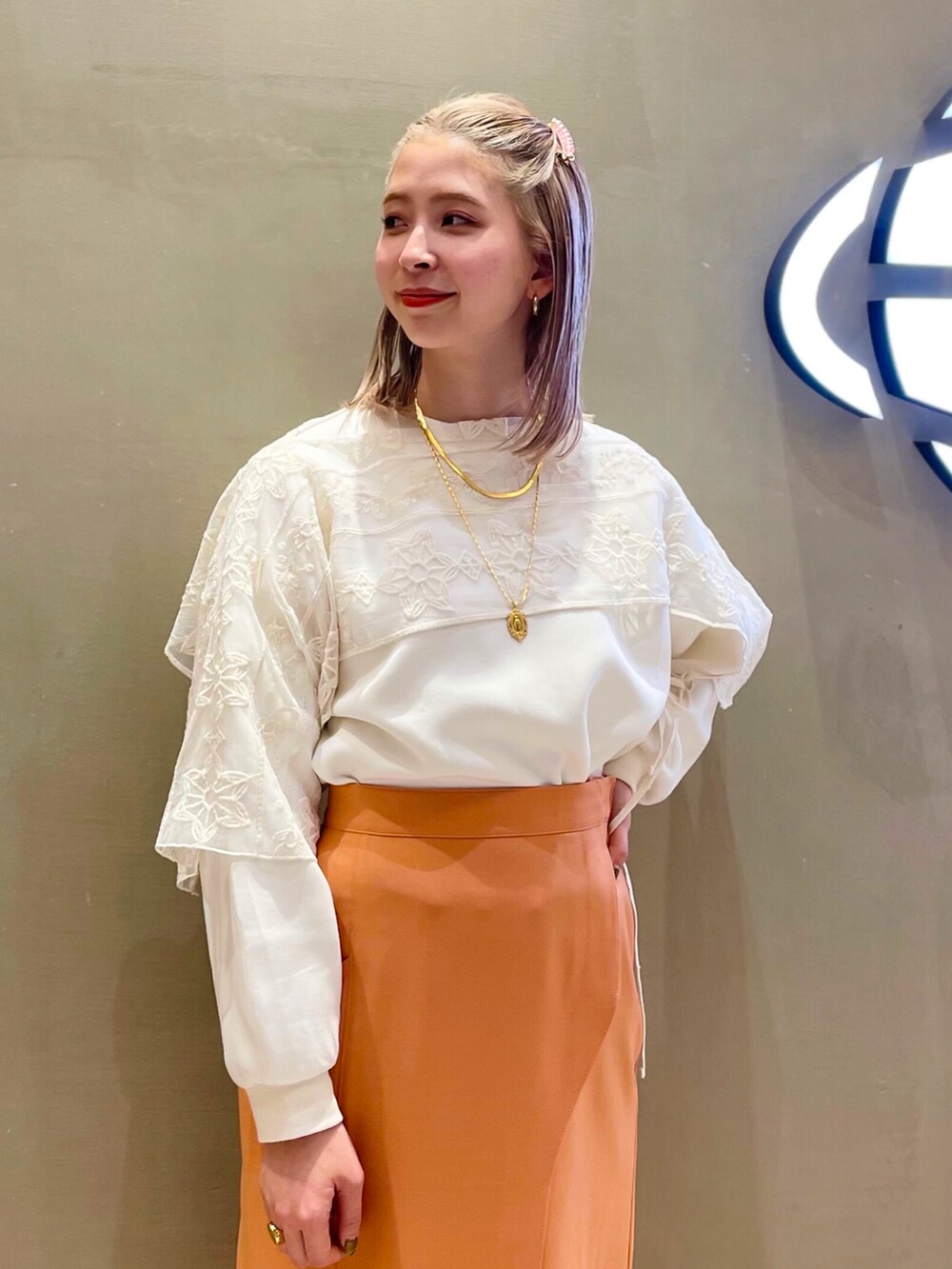 オレンジ系のスカート、その他のその他シューズ、ホワイト系の付け襟を着用したレディースの冬コーディネートの3枚目の写真