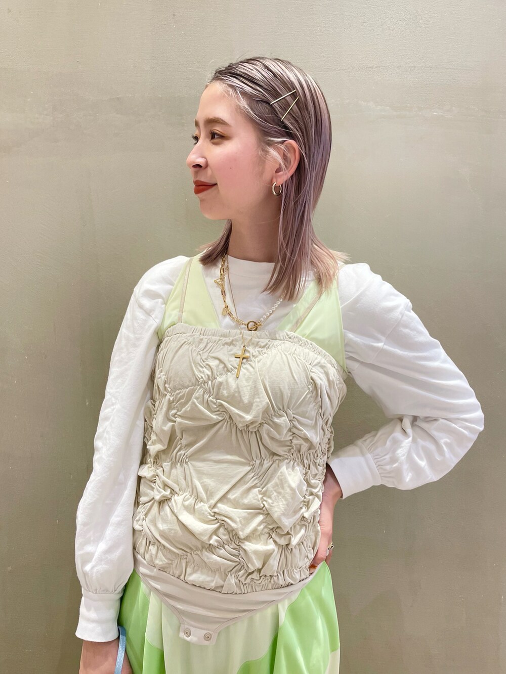 ホワイト系のトップス、ブルー系のショルダーバッグを着用したレディースの冬コーディネートの2枚目の写真