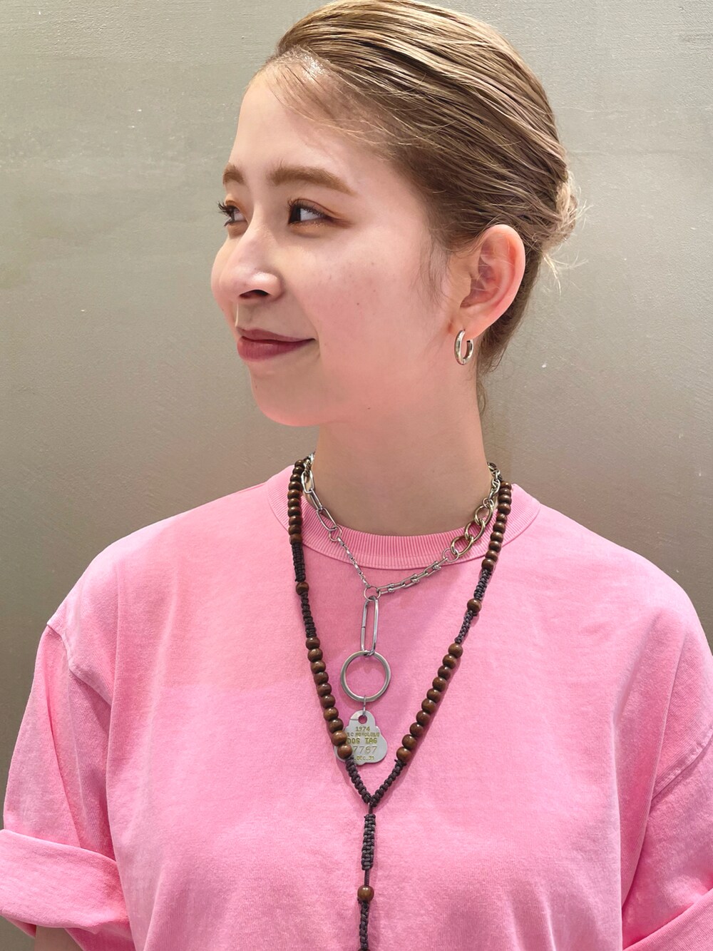 ピンク系のTシャツ/カットソー、ピンク系のトートバッグを着用したレディースの夏コーディネートの5枚目の写真