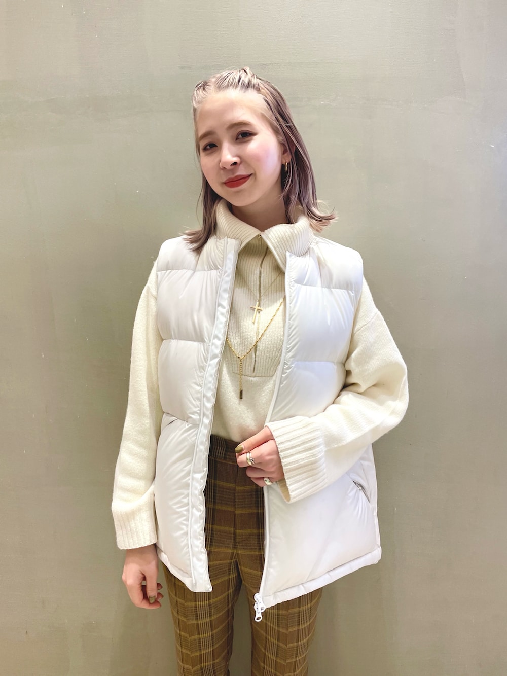 ベージュ系のその他パンツ、ホワイト系のダウンベストを着用したレディースの冬コーディネートの3枚目の写真