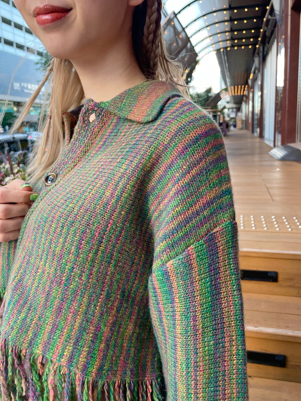 グリーン系のカーディガン/ボレロ、ブラウン系のその他パンツを着用したレディースの秋コーディネートの3枚目の写真