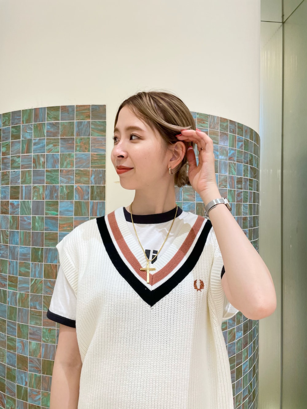 ホワイト系のベスト、グリーン系のその他シューズ、グレー系のTシャツ/カットソーを着用したレディースの夏コーディネートの3枚目の写真