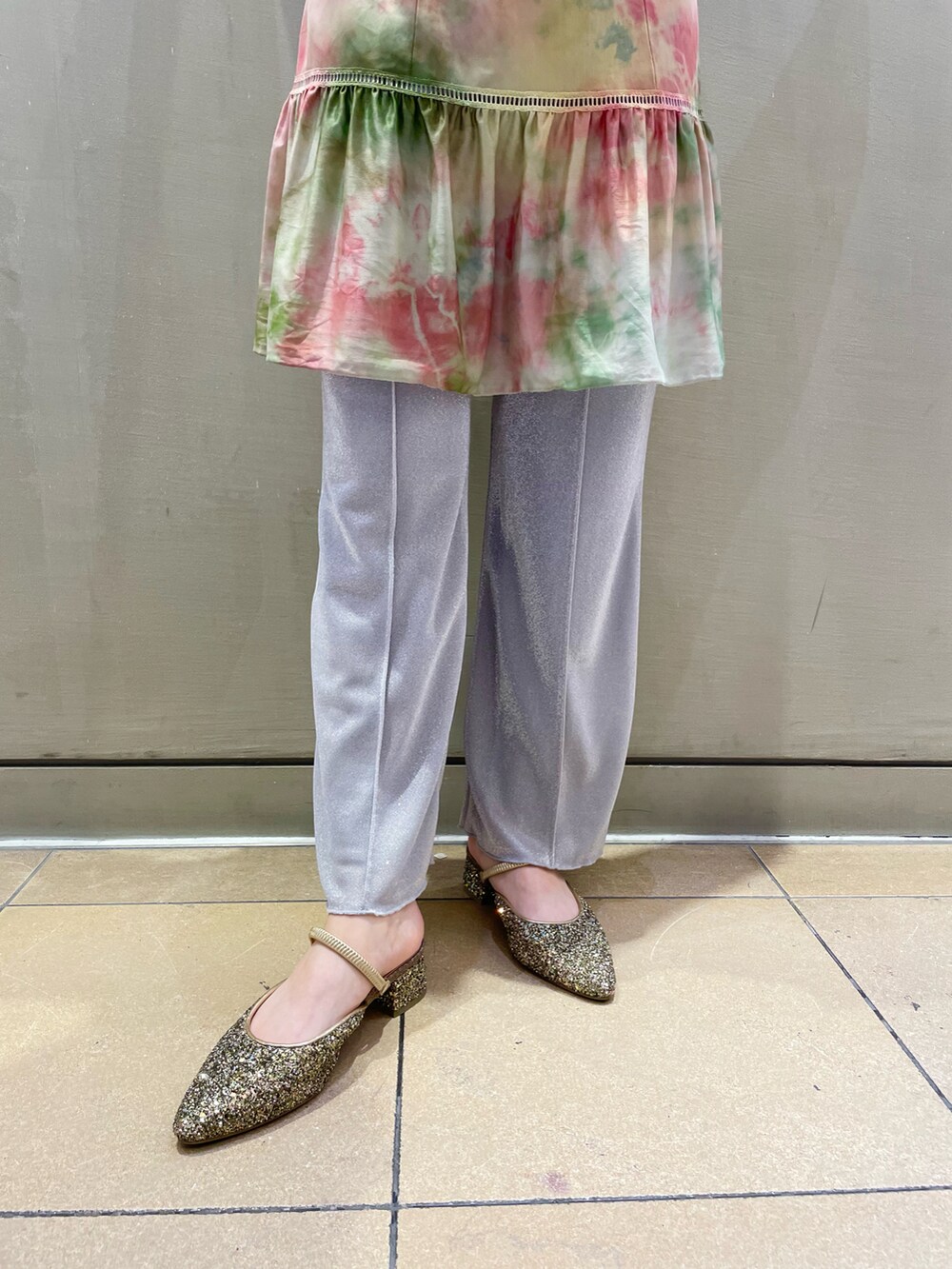 グレー系のその他パンツ、グリーン系のその他シューズを着用したレディースの夏コーディネートの3枚目の写真