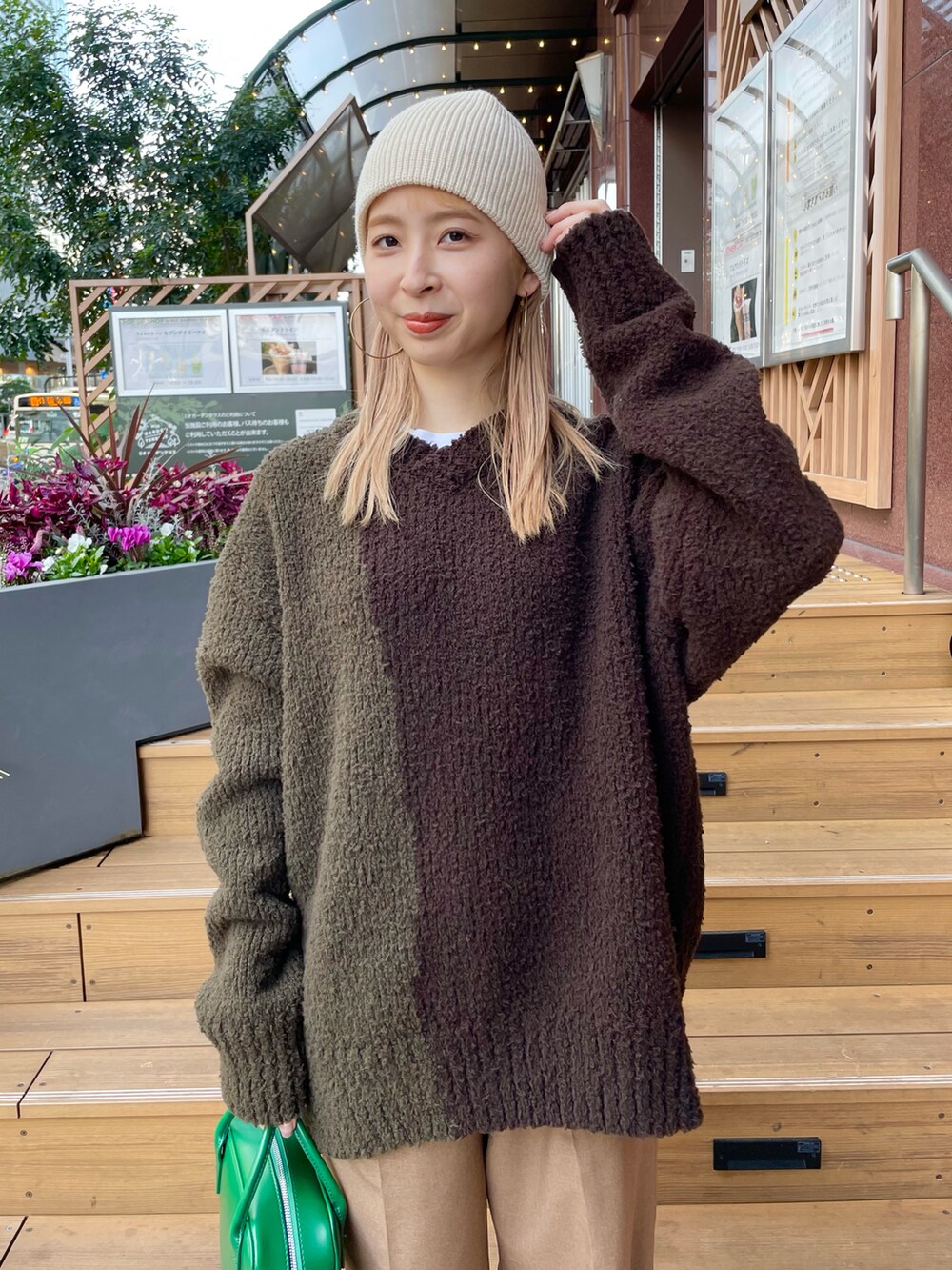 ブラウン系のニット/セーター、グリーン系のボストンバッグ、ブラウン系のその他パンツを着用したレディースの秋コーディネートの2枚目の写真