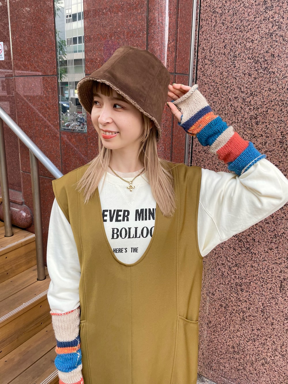 イエロー系のワンピース/ドレス、ホワイト系のスウェットを着用したレディースの秋コーディネートの2枚目の写真