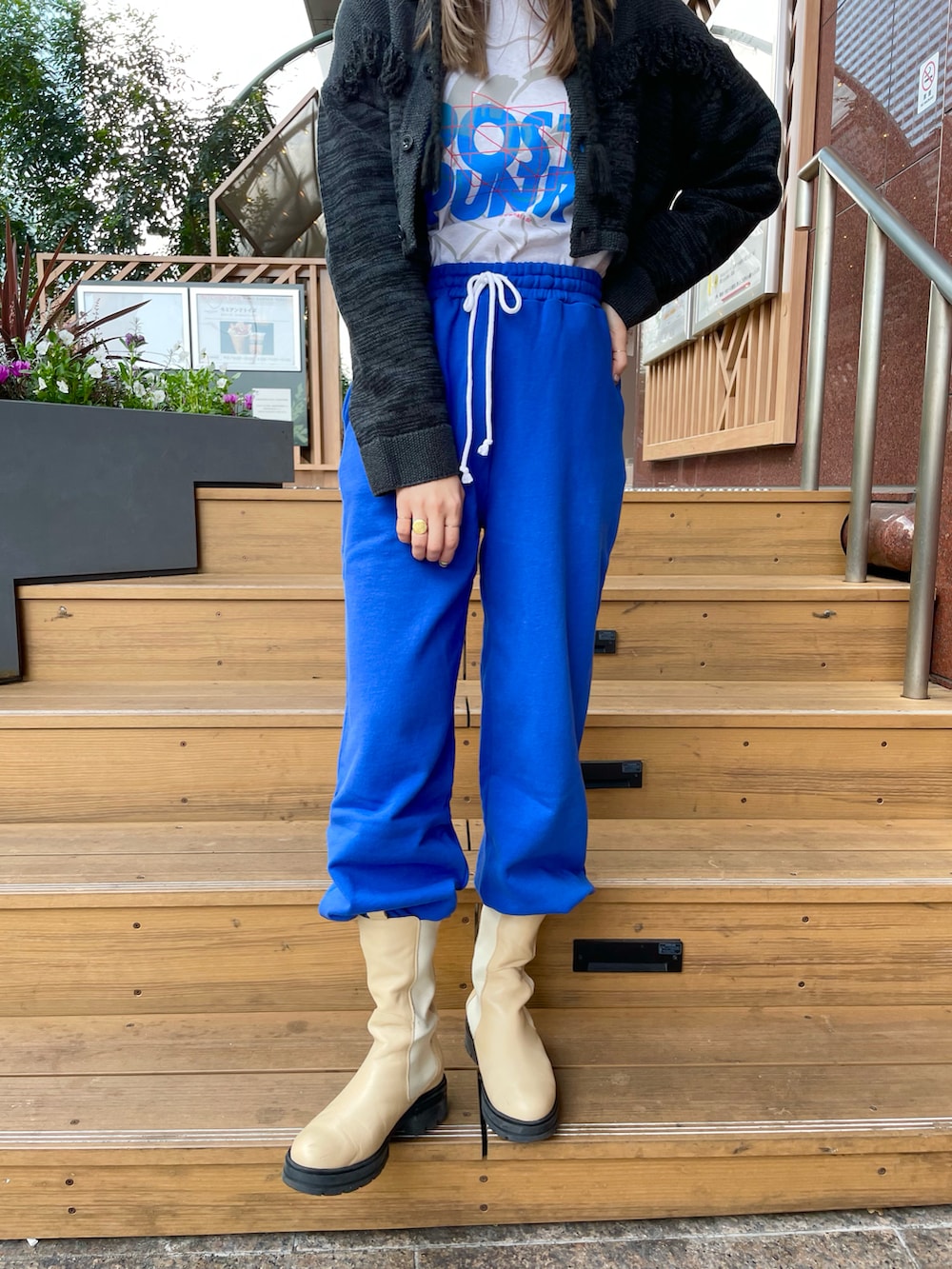 ブルー系のスウェットパンツ、グレー系のTシャツ/カットソー、ブラック系のカーディガン/ボレロを着用したレディースの冬コーディネートの5枚目の写真