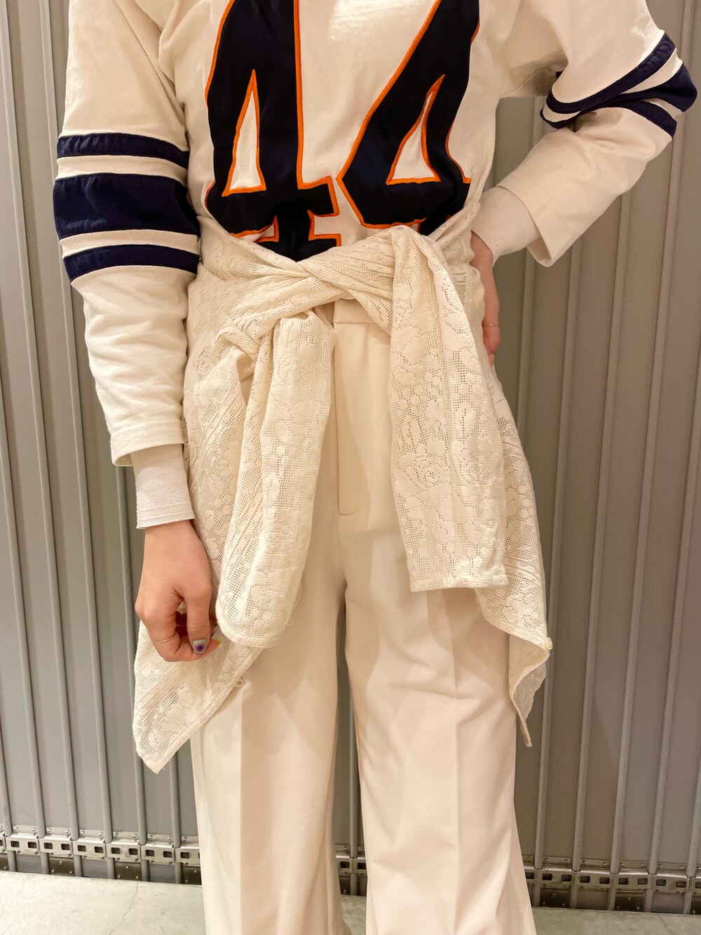 ホワイト系のその他パンツを着用したレディースの春コーディネートの3枚目の写真