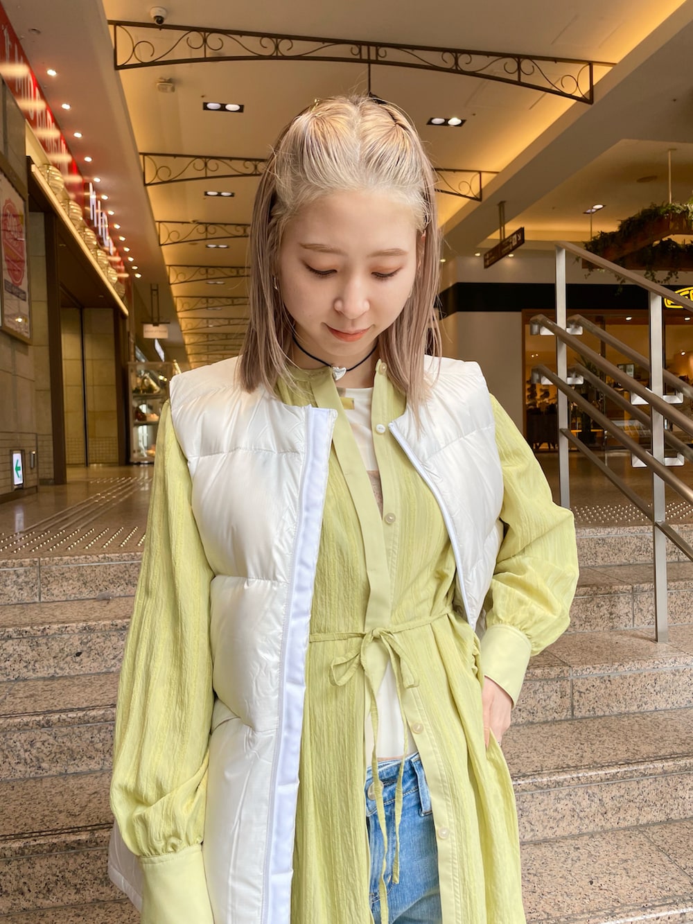 「redcard、デニム、春デニム、ワンピース、春コーデ、Marmot、ダウンベスト」｜「Ray BEAMSのMarmot × Ray BEAMS / 別注 ダウン ベスト（ベスト、ホワイト系）」を使った、コウノナホさん（レディース・164cm）の冬コーディネートの2枚目の写真