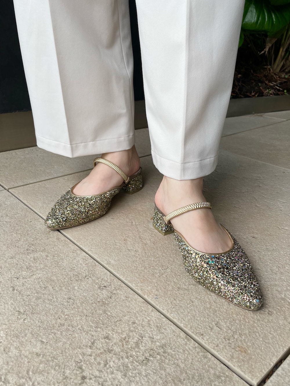 ホワイト系のサロペット/オーバーオール、グリーン系のその他シューズを着用したレディースの夏コーディネートの3枚目の写真