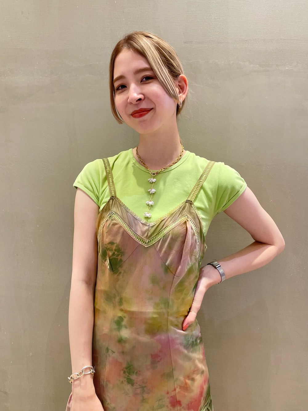 グレー系のその他パンツ、グリーン系のその他シューズを着用したレディースの夏コーディネートの2枚目の写真