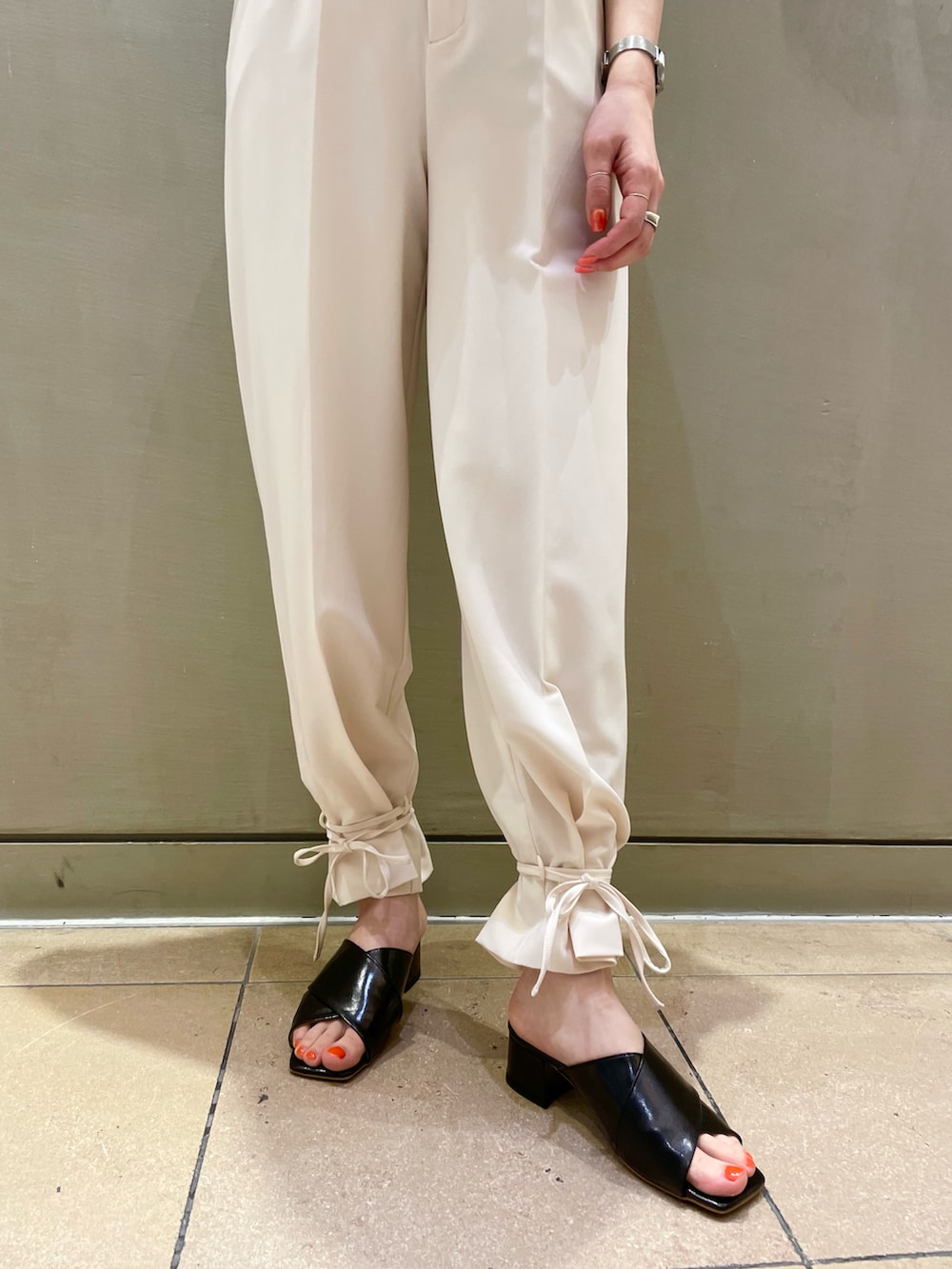 ホワイト系のその他パンツ、ブラック系のサンダル、ブルー系のTシャツ/カットソーを着用したレディースの春コーディネートの4枚目の写真