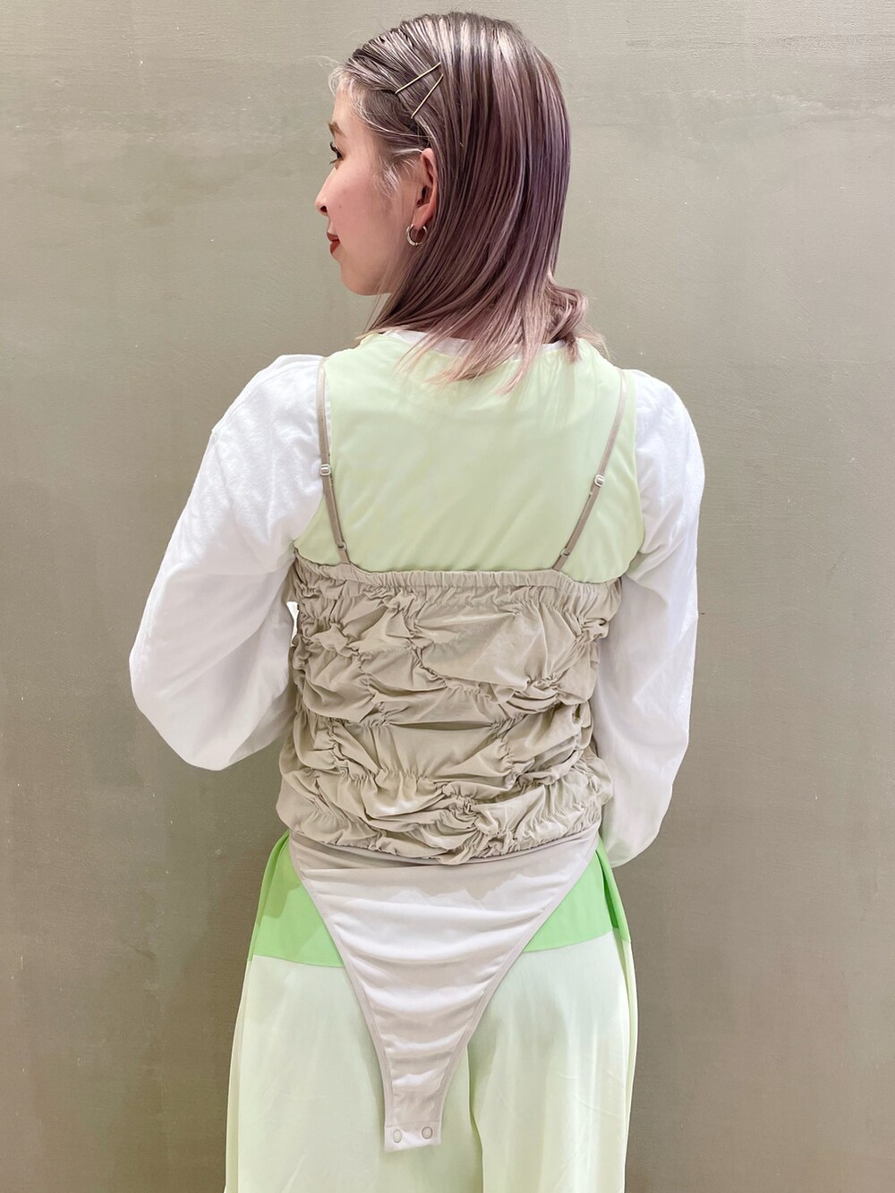 ホワイト系のトップス、ブルー系のショルダーバッグを着用したレディースの冬コーディネートの3枚目の写真