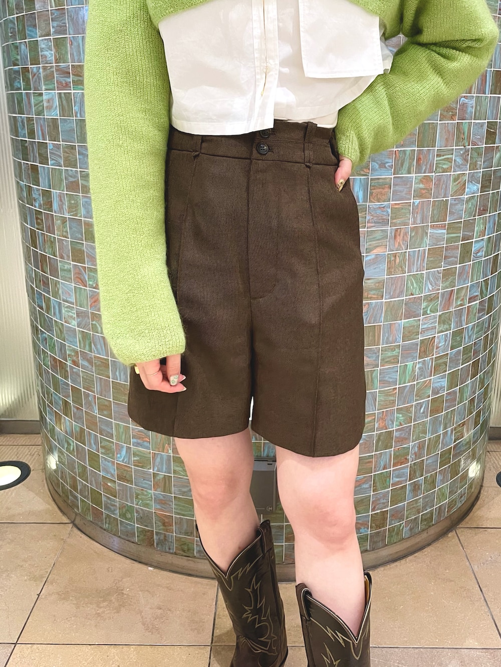 ブラウン系のその他パンツ、グリーン系のニット/セーターを着用したレディースの秋コーディネートの5枚目の写真