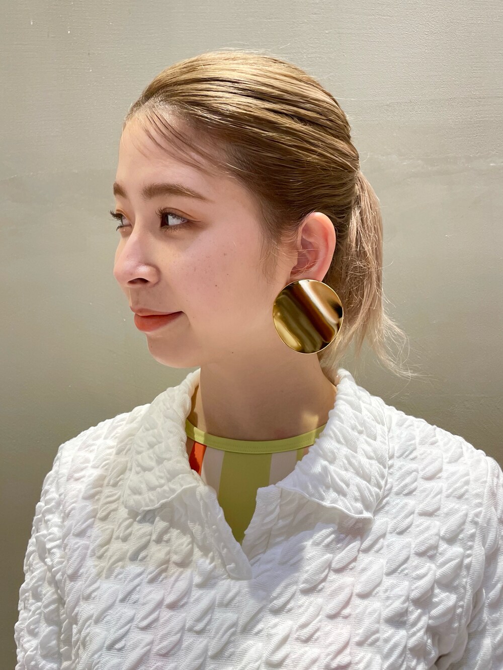 グリーン系のデニムパンツ、ホワイト系のサンダルを着用したレディースの夏コーディネートの3枚目の写真