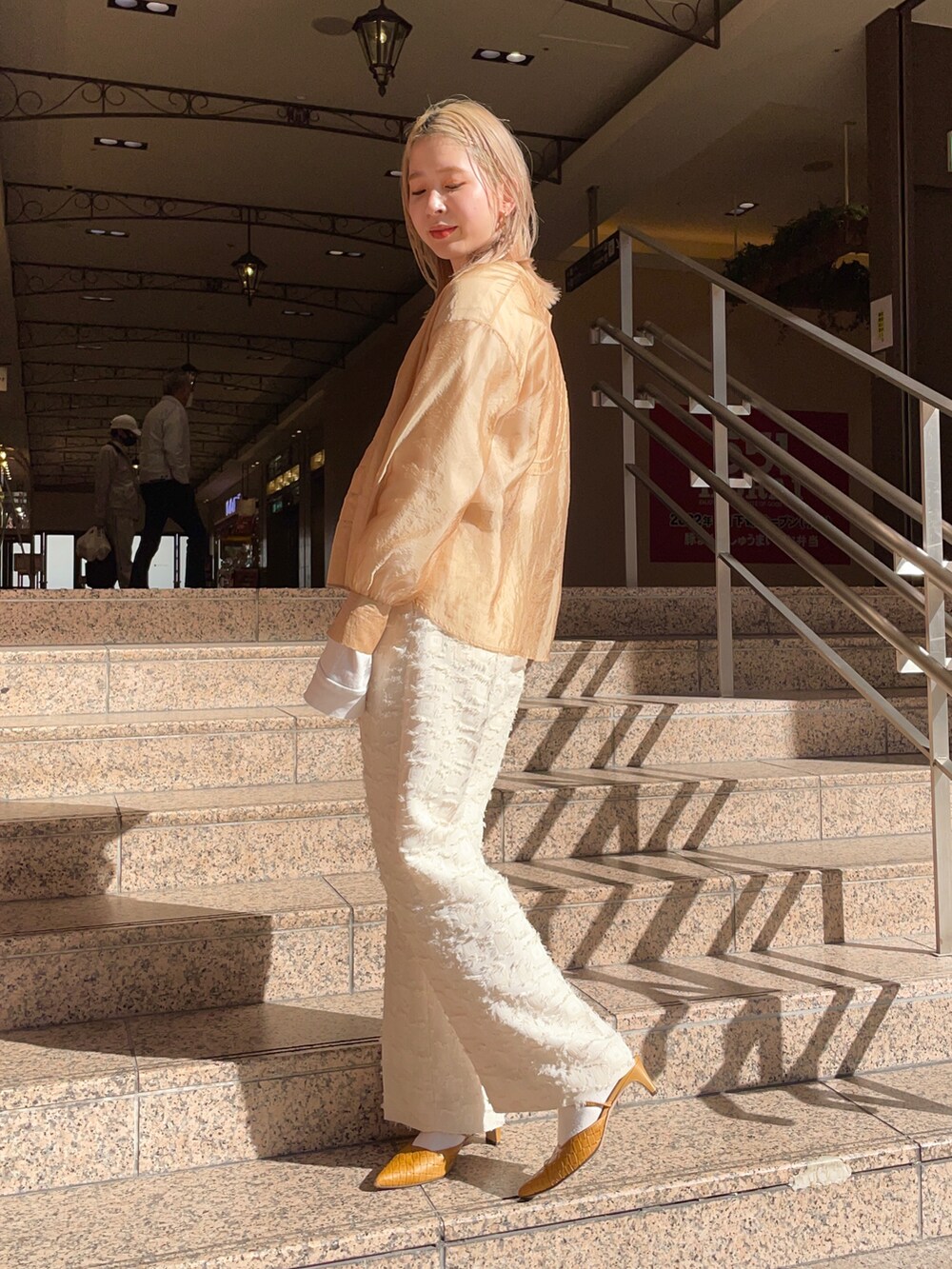 ホワイト系のその他パンツを着用したレディースの冬コーディネートの2枚目の写真