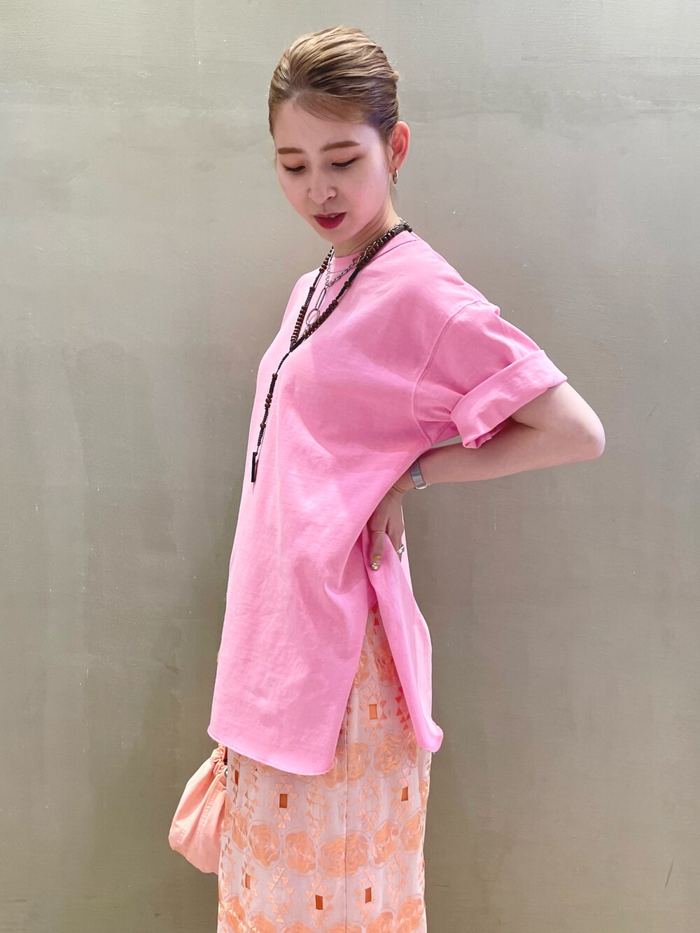 ピンク系のTシャツ/カットソー、ピンク系のトートバッグを着用したレディースの夏コーディネートの3枚目の写真