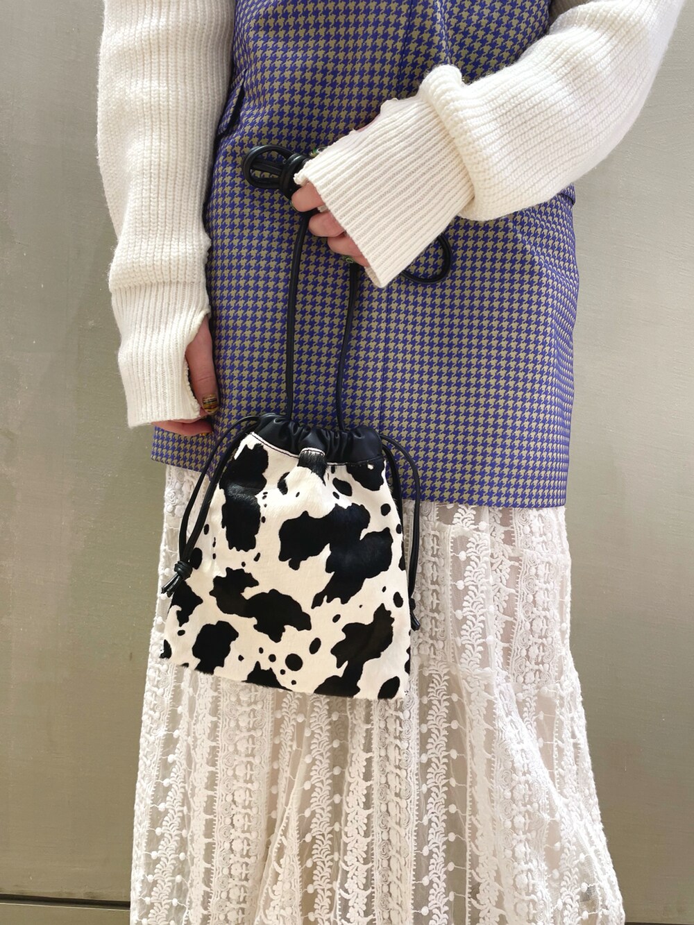 ブルー系のワンピース/ドレス、ホワイト系のカーディガン/ボレロを着用したレディースの秋コーディネートの4枚目の写真