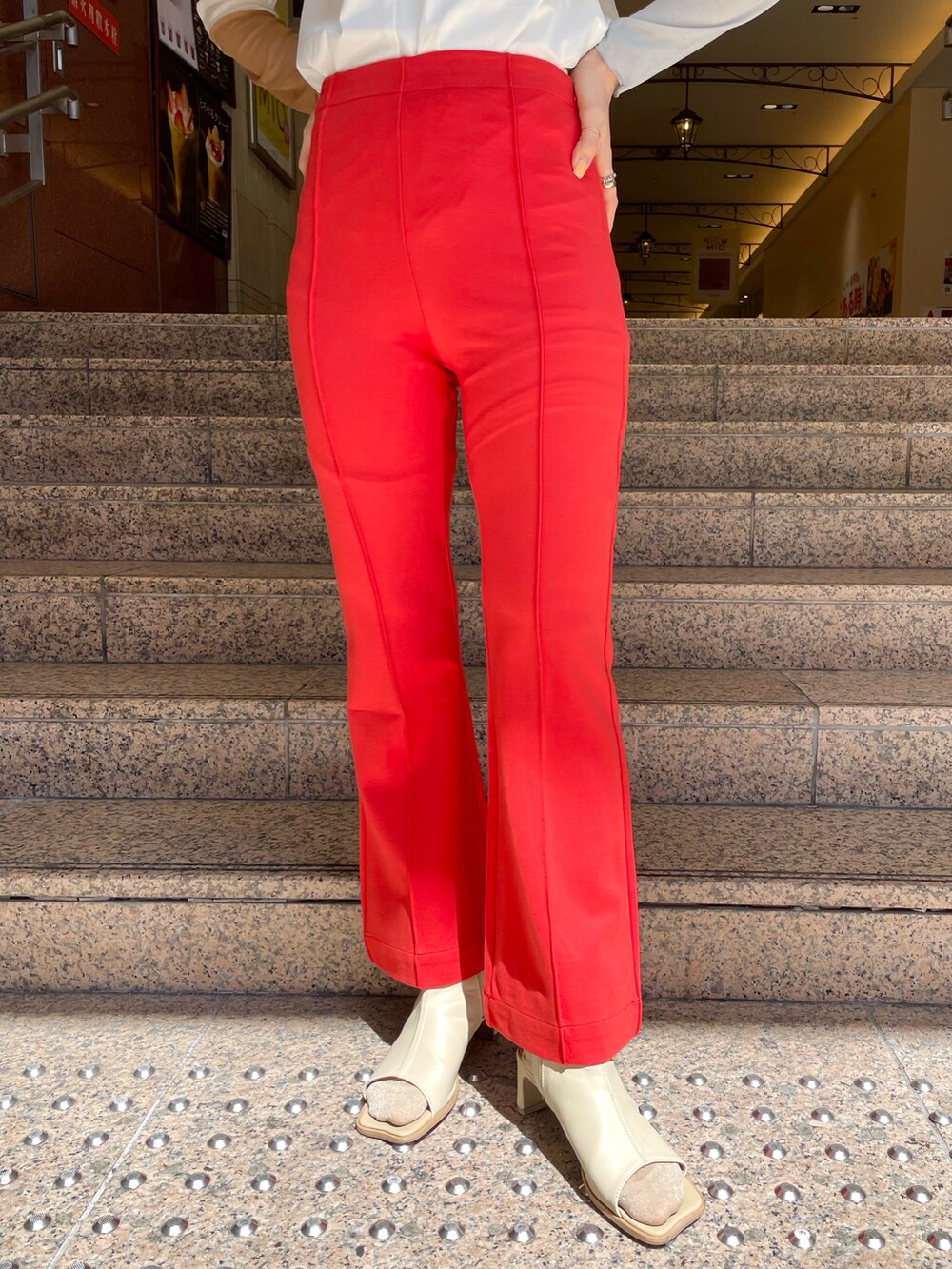 ホワイト系のシャツ/ブラウス、レッド系のその他パンツ、ホワイト系のサンダルを着用したレディースの春コーディネートの5枚目の写真