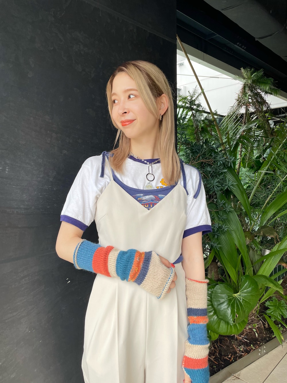 ホワイト系のサロペット/オーバーオール、グリーン系のその他シューズを着用したレディースの夏コーディネートの2枚目の写真