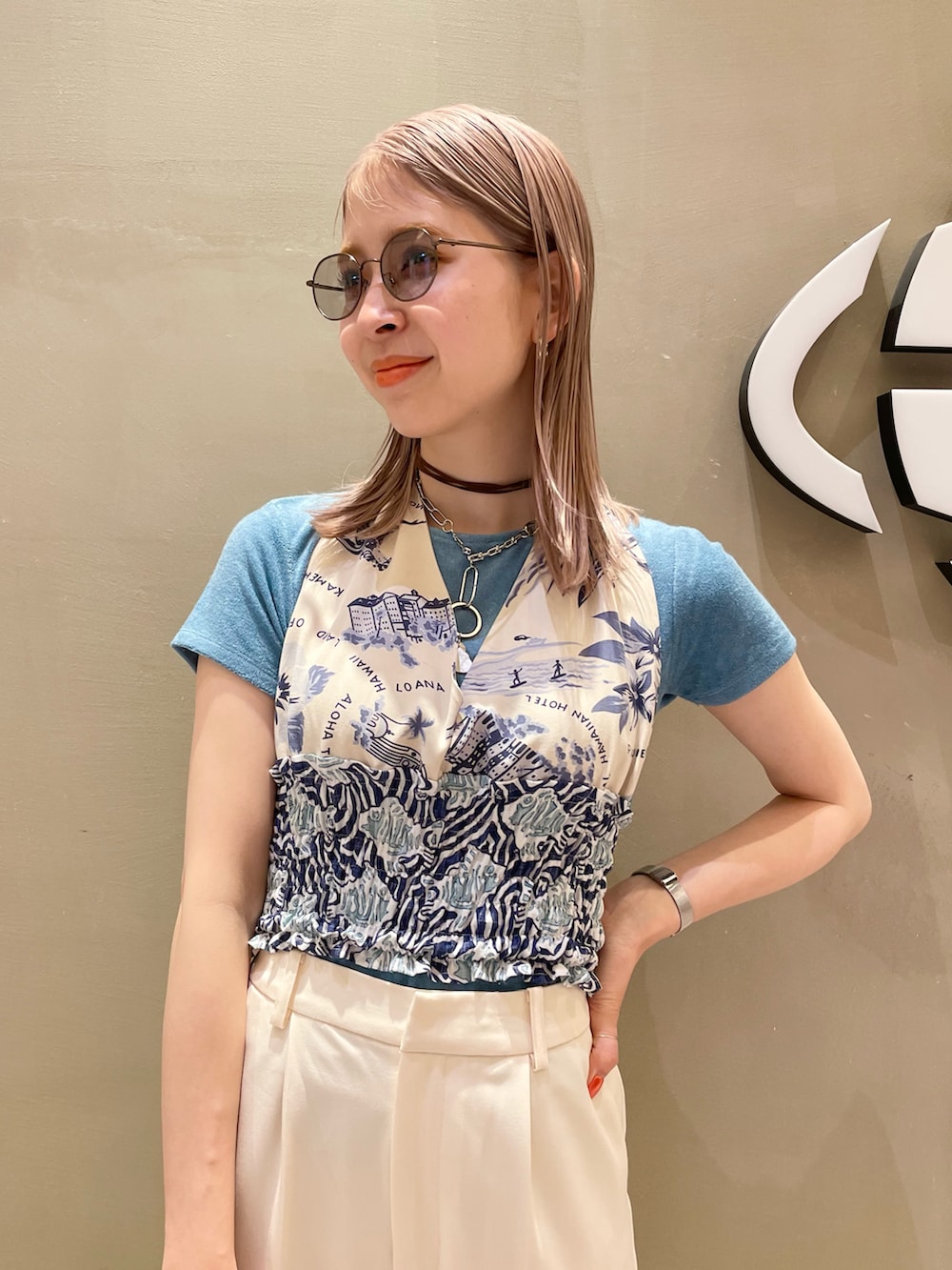 ホワイト系のその他パンツ、ブラック系のサンダル、ブルー系のTシャツ/カットソーを着用したレディースの春コーディネートの3枚目の写真