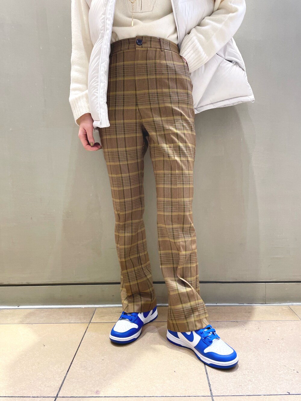 ベージュ系のその他パンツ、ホワイト系のダウンベストを着用したレディースの冬コーディネートの4枚目の写真