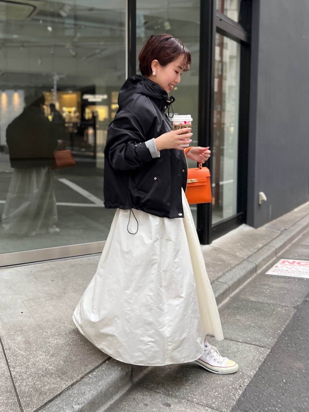 ブラック系のマウンテンパーカー、グレー系のスウェット、ホワイト系のワンピースを着用したレディースの冬コーディネートの3枚目の写真