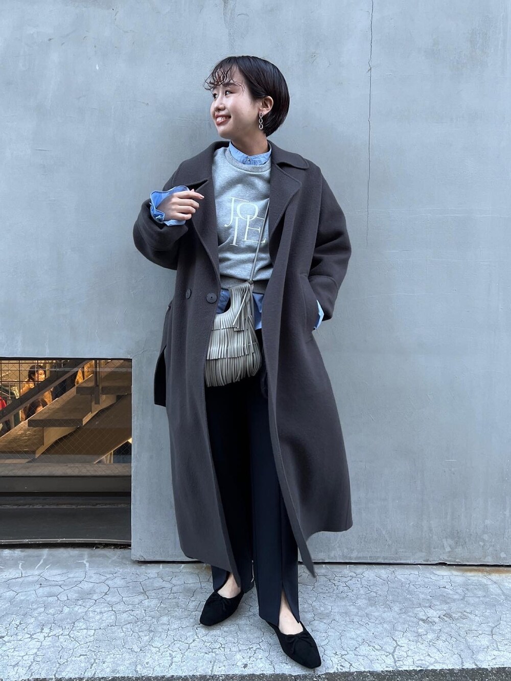 グレー系のその他アウター、グレー系のスウェット、ブルー系のシャツ/ブラウスを着用したレディースの冬コーディネートの2枚目の写真