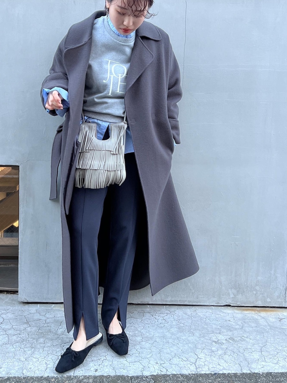 グレー系のその他アウター、グレー系のスウェット、ブルー系のシャツ/ブラウスを着用したレディースの冬コーディネートの3枚目の写真
