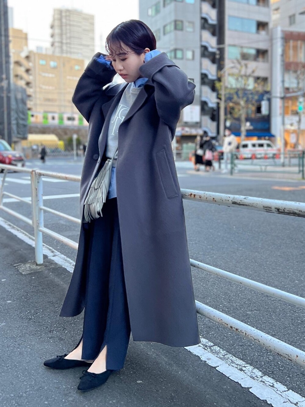 グレー系のその他アウター、グレー系のスウェット、ブルー系のシャツ/ブラウスを着用したレディースの冬コーディネートの4枚目の写真