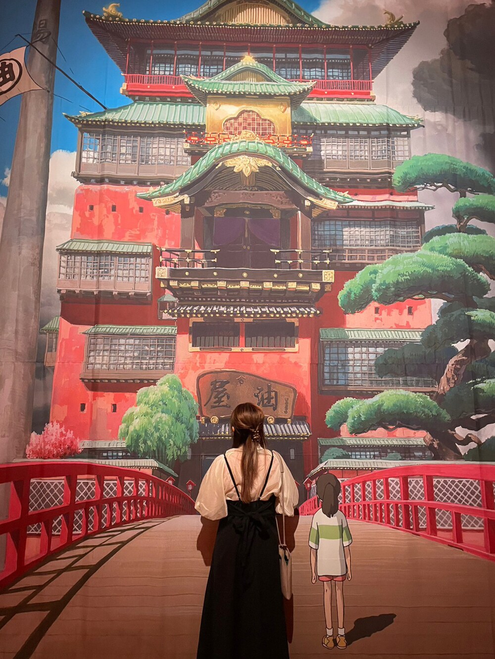 ベージュ系のショルダーバッグ、ベージュ系のシャツ/ブラウス、ホワイト系のサンダルを着用したレディースの夏コーディネートの2枚目の写真