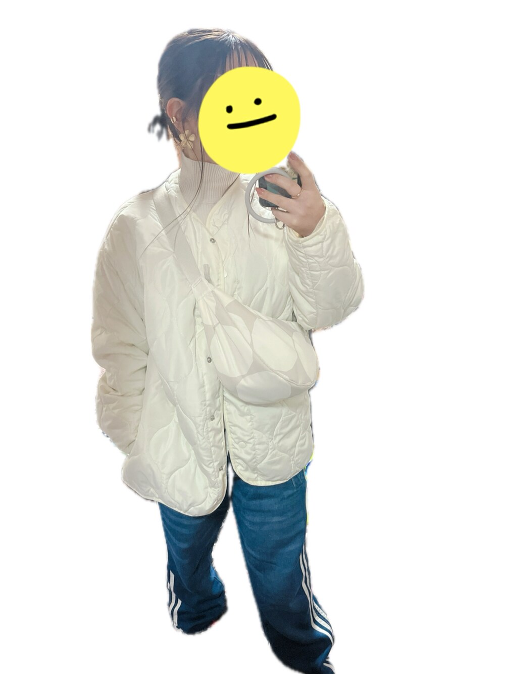 ブルー系のキャミソール、ホワイト系のニット/セーター、グレー系のショルダーバッグを着用したレディースの春コーディネートの2枚目の写真