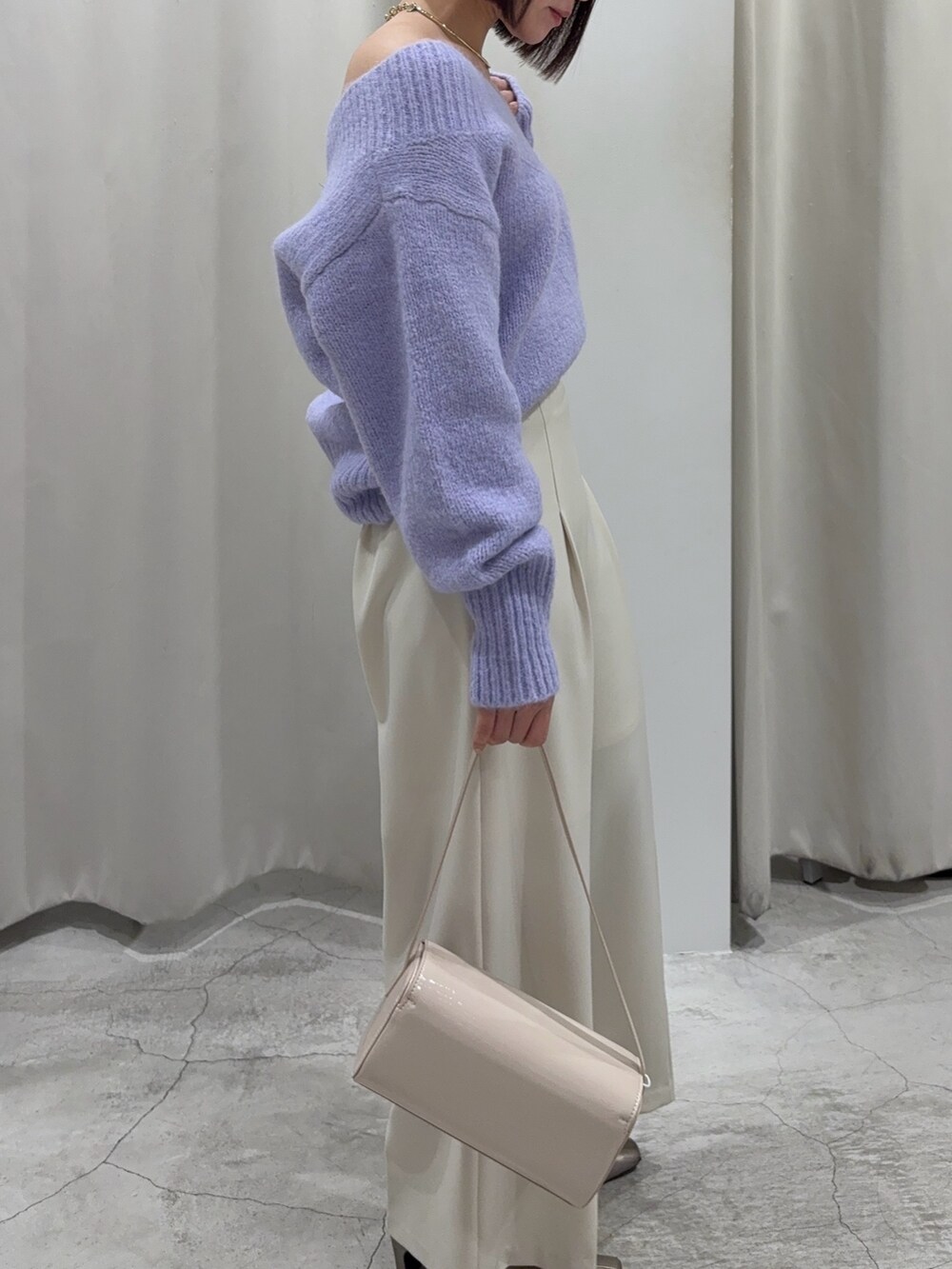 パープル系のニット/セーター、ホワイト系のその他パンツ、ホワイト系のショルダーバッグを着用したレディースの冬コーディネートの3枚目の写真