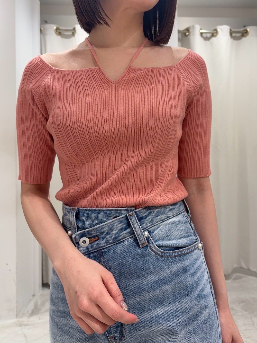 ピンク系のニット/セーター、ブルー系のデニムパンツ、ホワイト系のサンダルを着用したレディースの春コーディネートの4枚目の写真