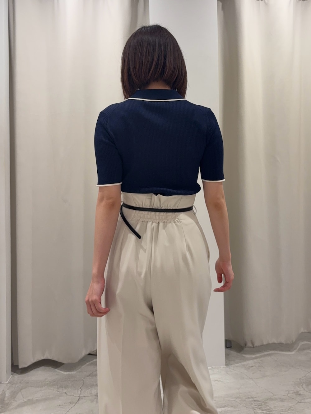 ブルー系のニット/セーター、ホワイト系のその他パンツ、ホワイト系のサンダルを着用したレディースの春コーディネートの5枚目の写真