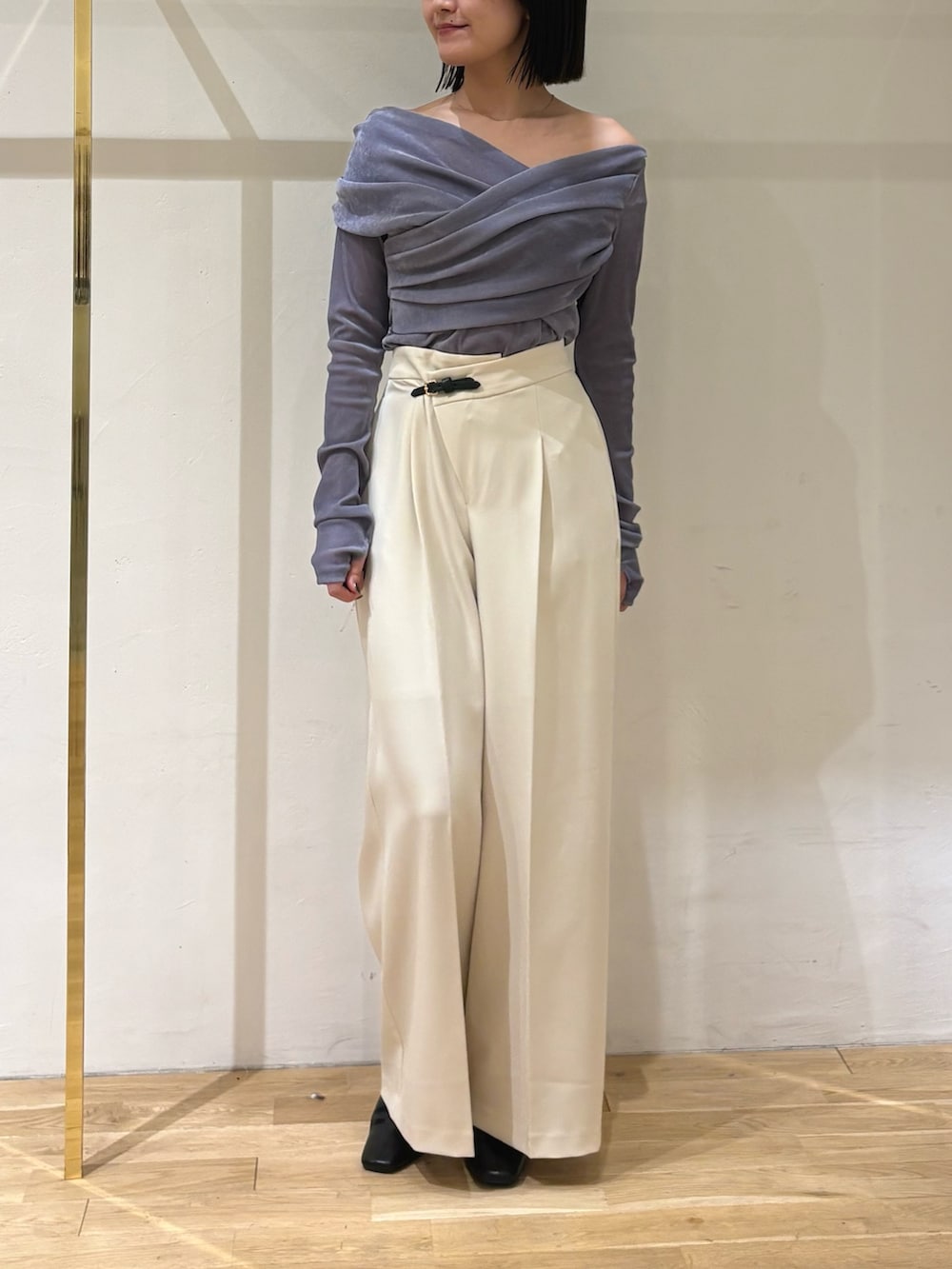 ブルー系のTシャツ/カットソー、ホワイト系のその他パンツ、ブラウン系のハンドバッグを着用したレディースの秋コーディネートの5枚目の写真