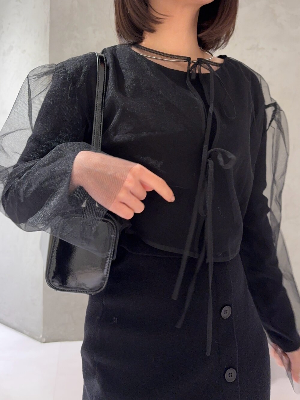 「大人ファッション、冬コーデ、骨格ウェーブ、イエベ春、158cm、158cmコーデ、顔タイプキュート、LAGUNAMOON(LAGUNAMOON)、きれいめコーディネート、黒コーデ、チュールワンピ、レイヤードスタイル、レイヤードコーデ、韓国ファッション、着痩せ・細見え」｜「LAGUNAMOONのチュールカーデセットニットワンピース（ワンピース、ブラック系）」を使った、NAO YAMAMURAさん（レディース・158cm）の冬コーディネートの2枚目の写真