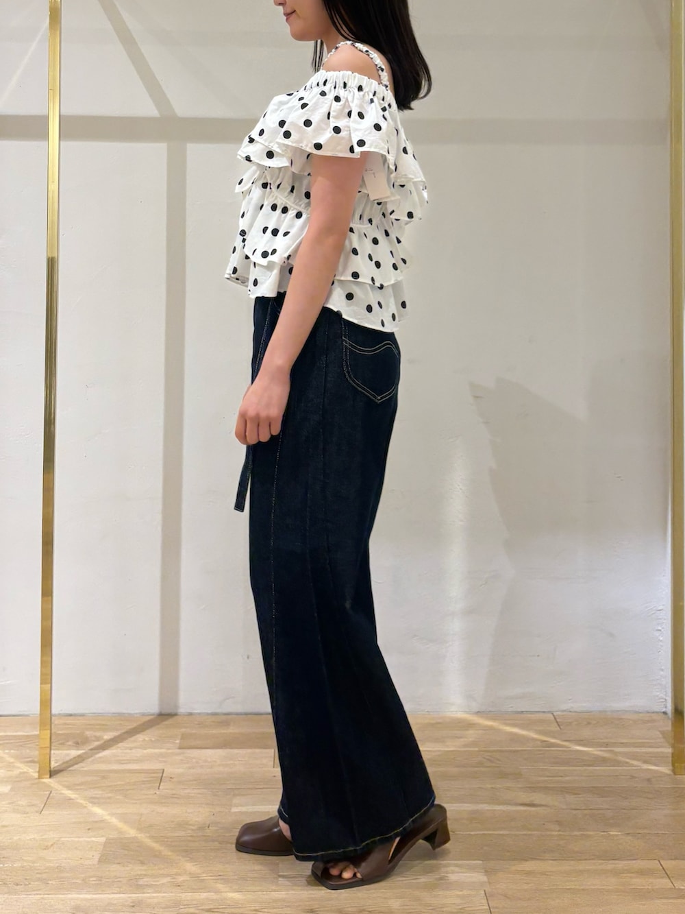その他のシャツ/ブラウス、ブルー系のデニムパンツ、ブラウン系のサンダルを着用したレディースの夏コーディネートの2枚目の写真