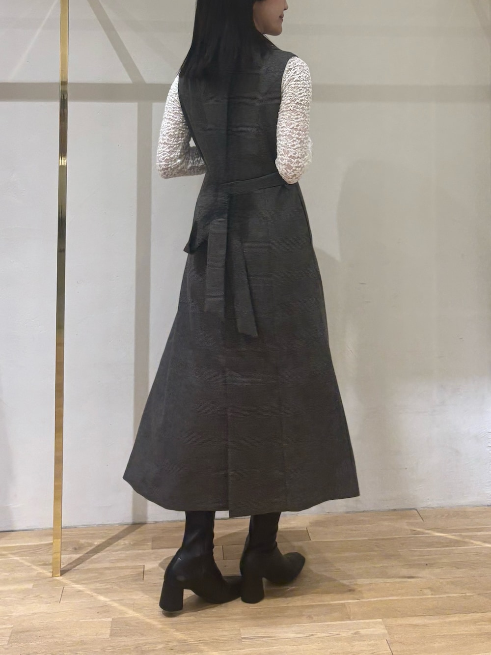 その他のワンピース、ホワイト系のTシャツ/カットソーを着用したレディースの秋コーディネートの2枚目の写真