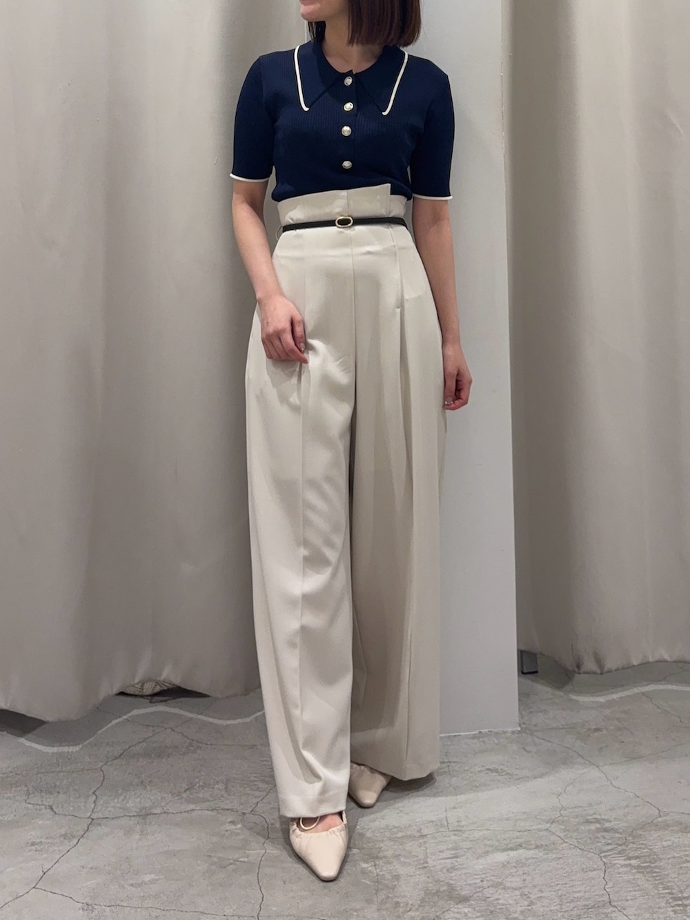 ブルー系のニット/セーター、ホワイト系のその他パンツ、ホワイト系のサンダルを着用したレディースの春コーディネートの6枚目の写真
