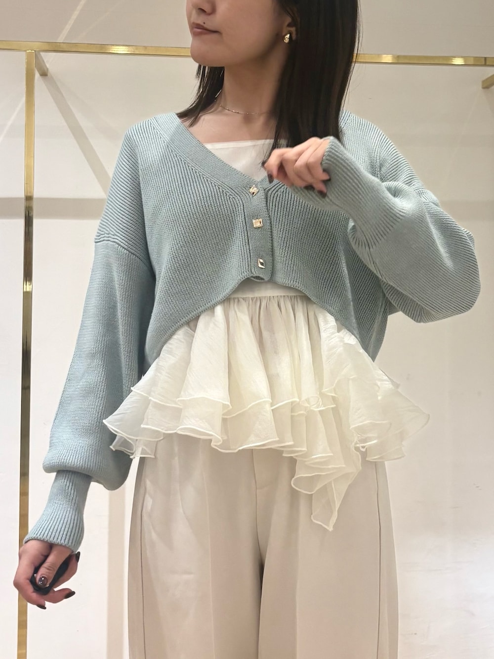 グリーン系のカーディガン/ボレロ、ホワイト系のその他パンツ、シルバー系のパンプスを着用したレディースの秋コーディネートの4枚目の写真