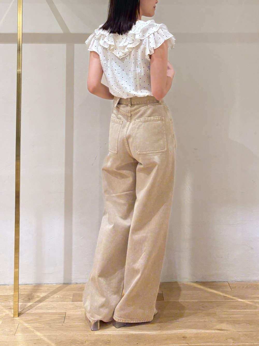 その他のシャツ/ブラウス、ベージュ系のデニムパンツ、ゴールド系のイヤリングを着用したレディースの夏コーディネートの2枚目の写真