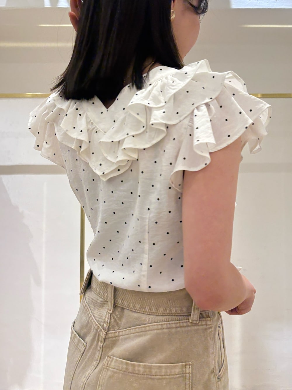その他のシャツ/ブラウス、ベージュ系のデニムパンツ、ゴールド系のイヤリングを着用したレディースの夏コーディネートの5枚目の写真