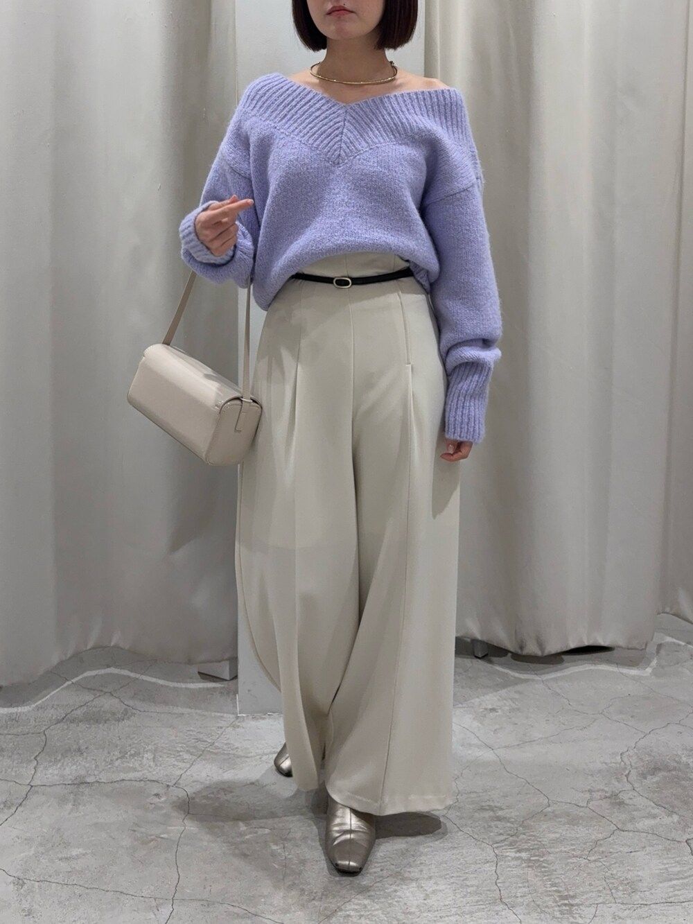 パープル系のニット/セーター、ホワイト系のその他パンツ、ホワイト系のショルダーバッグを着用したレディースの冬コーディネートの7枚目の写真