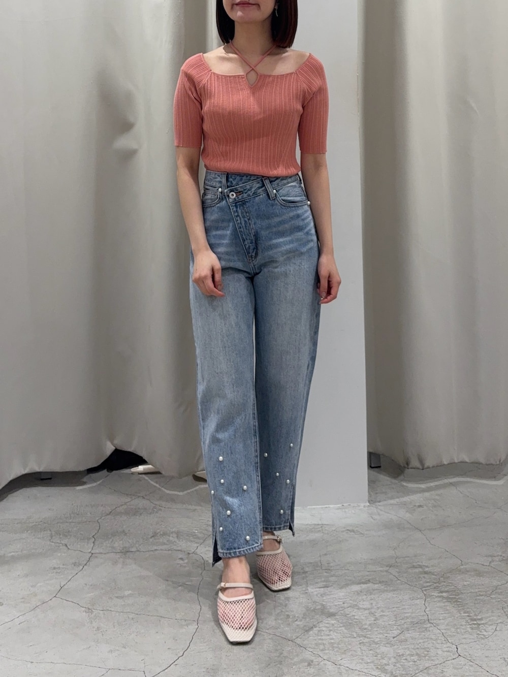 ピンク系のニット/セーター、ブルー系のデニムパンツ、ホワイト系のサンダルを着用したレディースの春コーディネートの5枚目の写真