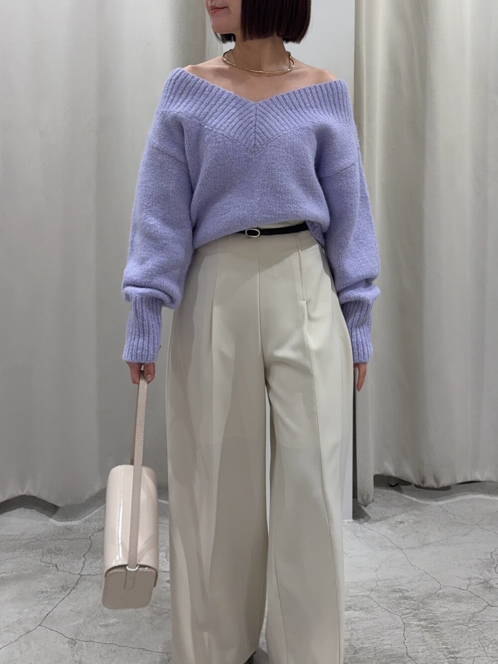 パープル系のニット/セーター、ホワイト系のその他パンツ、ホワイト系のショルダーバッグを着用したレディースの冬コーディネートの2枚目の写真