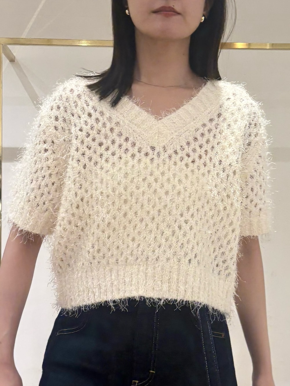 ホワイト系のニット/セーター、ブラウン系のテーラードジャケット、ブルー系のデニムパンツを着用したレディースの秋コーディネートの7枚目の写真